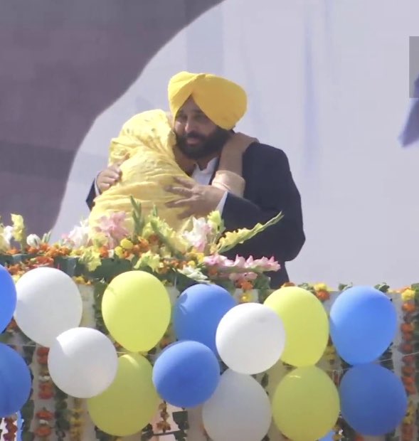 harbhajan_singh's tweet photo. Congratulations to @AamAadmiParty and My friend #BhagwantMann on Becoming our New Chief minister .. great to hear that he will be taking oath as the new CM in Bhagat Singh's village Khatkarkalan, 🙏  what a picture…this is a proud moment for Mata ji 🙏🙏 https://t.co/k46DNr6Pjz