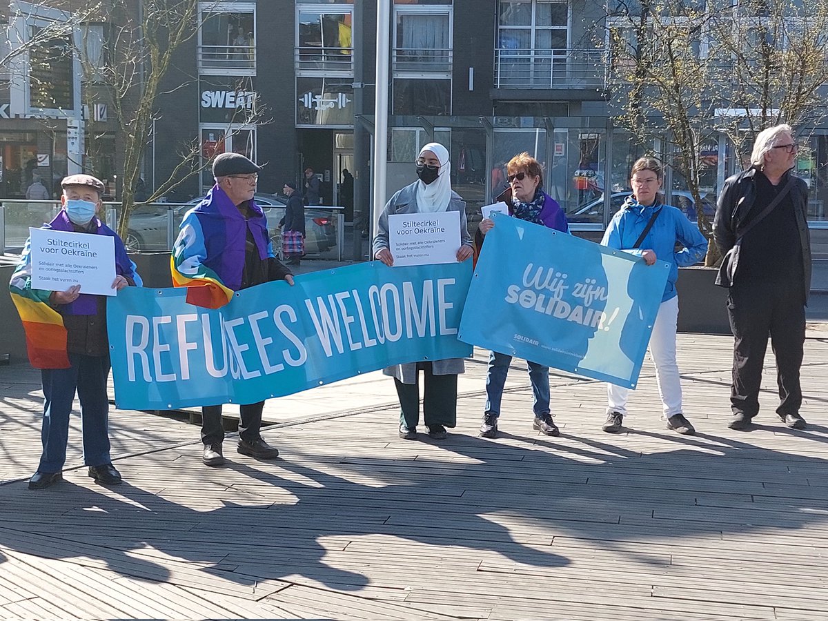 ChrisWauman's tweet photo. Mijn steun aan Oekraïne gaan tonen aan de stiltecirkel van @paxchristiVL @vlosvzw @BewegingNet in @stadsintniklaas. Voor een onmiddellijk staakt het vuren, solidariteit met alle slachtoffers en vluchtelingen, steun aan Russische vredesbeweging en Vrede via dialoog. #peace https://t.co/rhERarkUsN