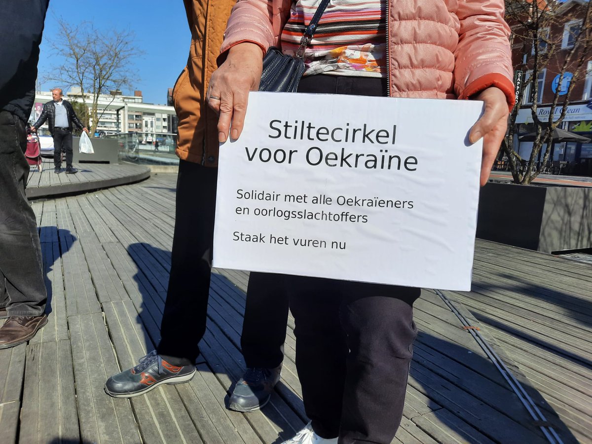 ChrisWauman's tweet photo. Mijn steun aan Oekraïne gaan tonen aan de stiltecirkel van @paxchristiVL @vlosvzw @BewegingNet in @stadsintniklaas. Voor een onmiddellijk staakt het vuren, solidariteit met alle slachtoffers en vluchtelingen, steun aan Russische vredesbeweging en Vrede via dialoog. #peace https://t.co/rhERarkUsN