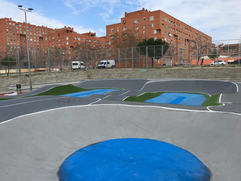 PPteVallecas's tweet photo. Gracias al trabajo y esfuerzo del @PPteVallecas junto a su Concejal @BorjaFanjul Hoy se abre al público una magnífica instalación de Pumtrack. En una instalación abandonada desde hace años. La @JMDpvallecas la recupera con una inversión de 574.106€ @MADRID #PuenteDeVallecas https://t.co/zQYTsSyXPX