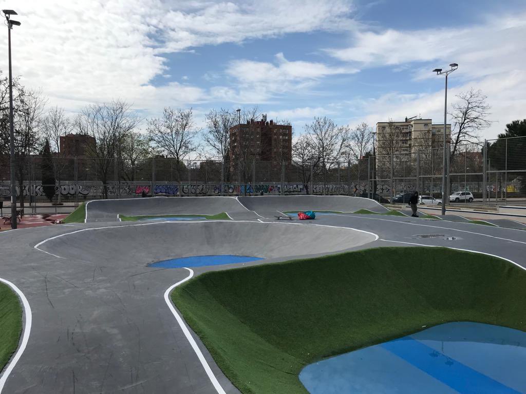 PPteVallecas's tweet photo. Gracias al trabajo y esfuerzo del @PPteVallecas junto a su Concejal @BorjaFanjul Hoy se abre al público una magnífica instalación de Pumtrack. En una instalación abandonada desde hace años. La @JMDpvallecas la recupera con una inversión de 574.106€ @MADRID #PuenteDeVallecas https://t.co/zQYTsSyXPX