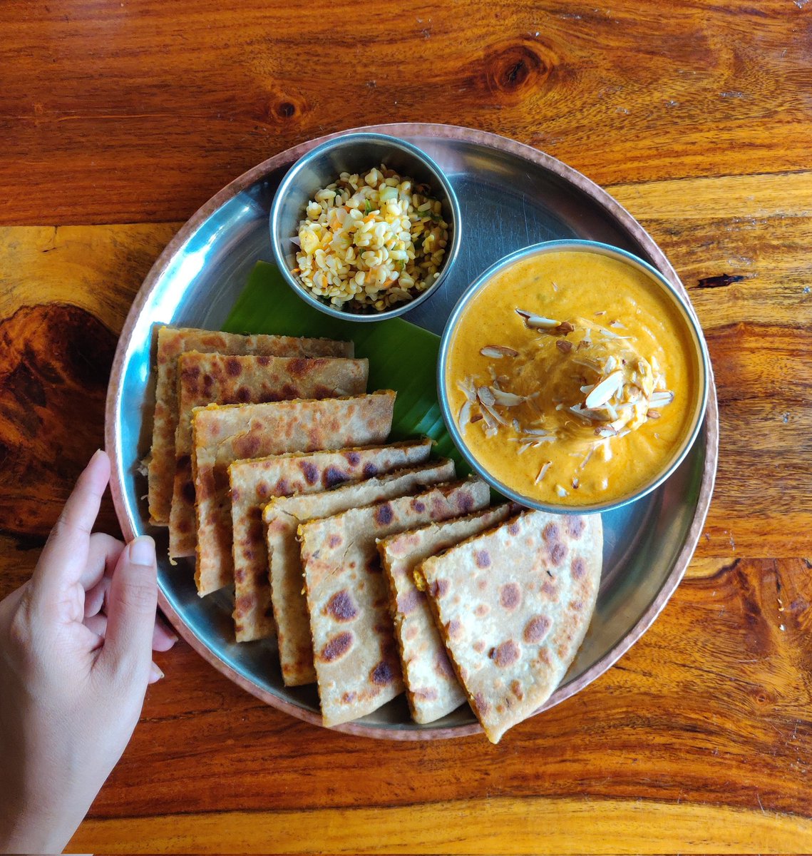 hippierani's tweet image. Let me make a thread showcasing eateries that buy local produce/ make seasonal foods/are Vegetarian and celebrate Karnataka 

This Thali is from Go Native, Jayanagar
Farm to Table concept
Its Veg Parantha with Kofta Curry and Kosambri