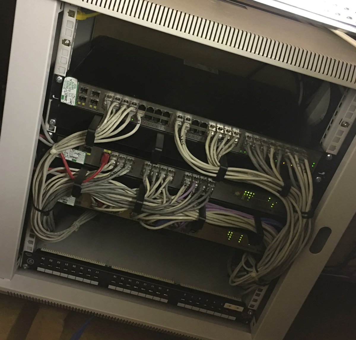 Haven_Data's tweet photo. Understanding how to effectively cable up your systems isn't taken too seriously by most, it can be time-consuming and stressful, to say the least.
Come by or get in touch!
📞 0161 826 2303
#Cabling #DataCabling
(Image is from a previous #DataCabinet tidy, looks so satisfying!) https://t.co/WcPblY0G1j