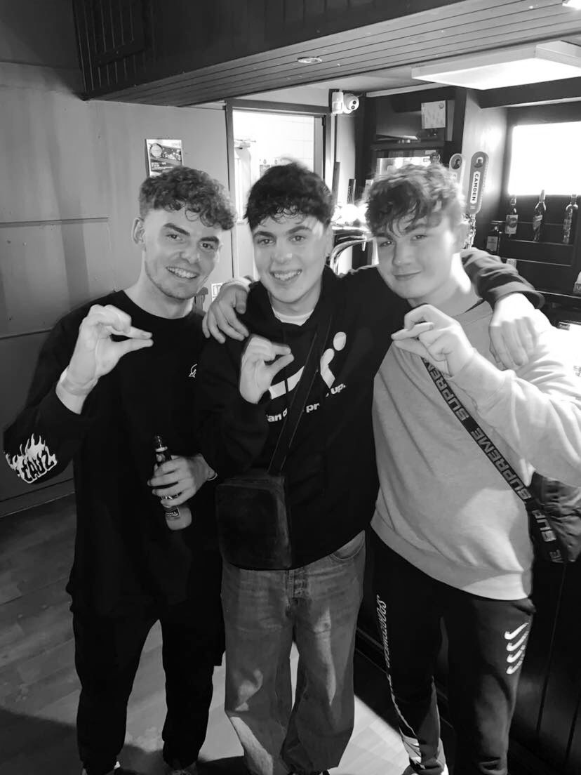 jevsoffon1's tweet photo. every artist I get to meet finna throw up Carlos🤏🏼 https://t.co/pI6FZewnVy