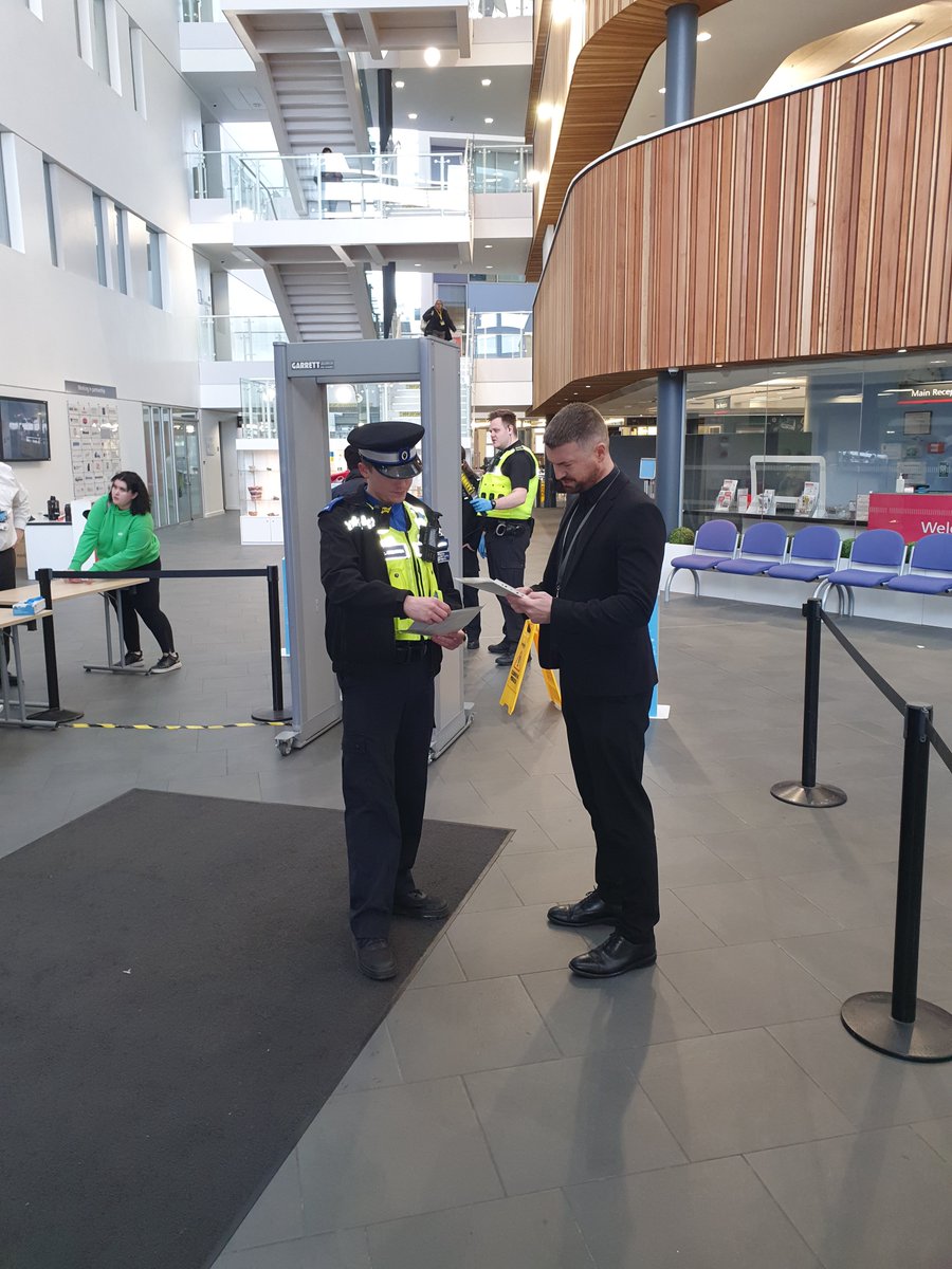 Team 1 Officers have worked alongside @Walsall_College today with a knife arch operation on campus, this is beneficial to both education facilities and members of the public as it allows us to crack down on knife crime #knifecrime #countylines #communitypolicing #thisworkmatters