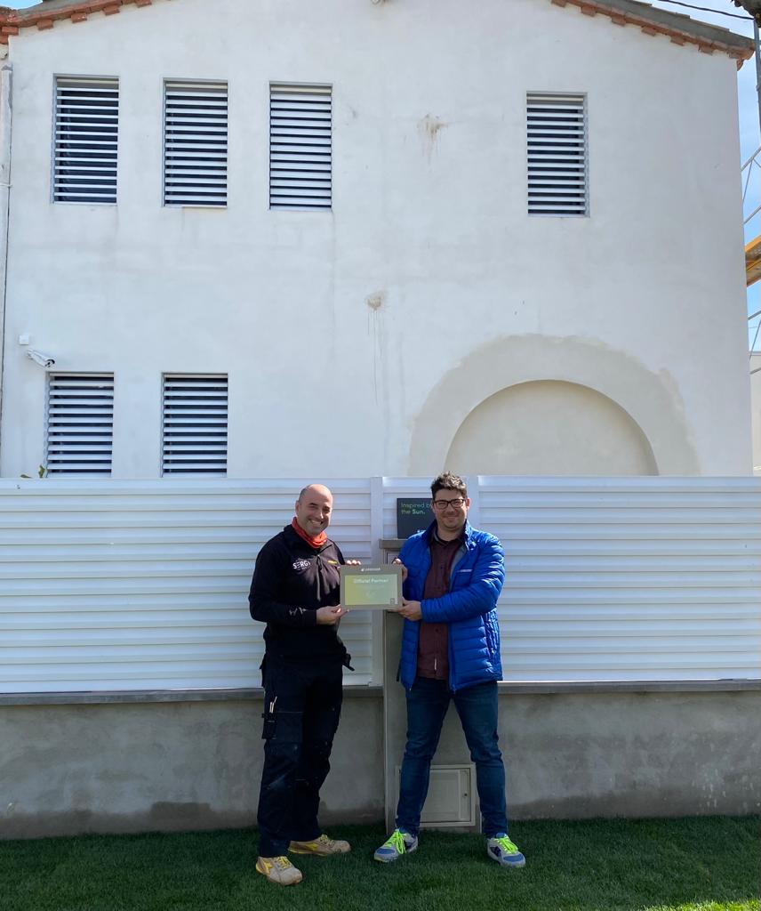 GriesserIB's tweet photo. 👏🏻 Continuamos haciendo entrega de las placas #OficialPartner de nuestro 140 Aniversario. Gracias Marc Álvarez Safra por entregársela en esta ocasión a Sergi Chica Carrillo de #AluminisSergi. Seguimos sumando juntos.

#Griesser #GriesserPartner #InspiredByTheSun #ControlSolar https://t.co/dAParjvMPG