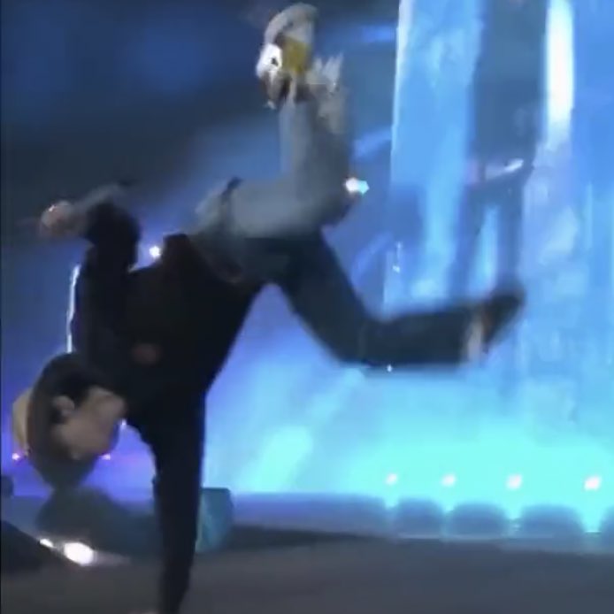 taeteland's tweet photo. taehyung 🤸‍♀️🤣 https://t.co/C6ucPGQKAI