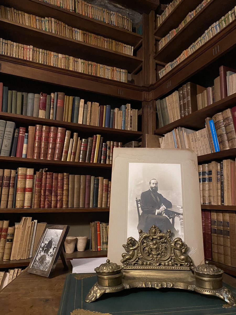 HispanicasUCLM's tweet photo. Estamos visitando a don Ramón Menéndez Pidal, por favor, no molesten: https://t.co/5QPeLbl6e4