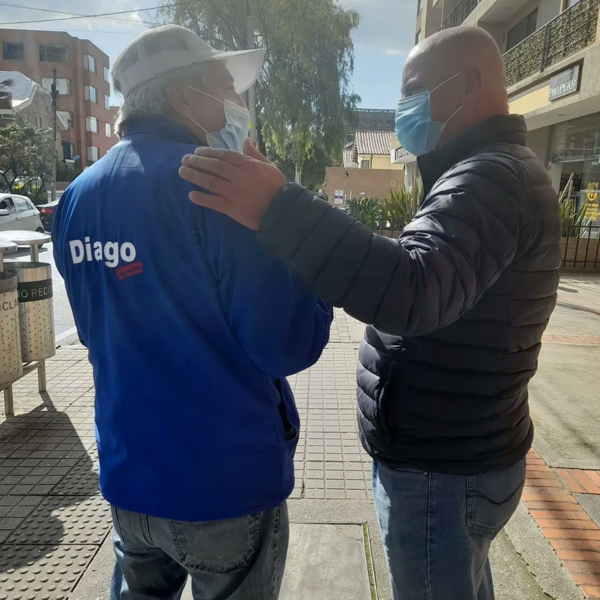 LeoCesarDiago's tweet photo. Este domingo 13 de marzo vamos a hacer respetar la democracia de quienes quieren seguir el ejemplo de países vecinos.

Escuchar las preocupaciones de la gente es fundamental para hacer las cosas bien.

#DiagoALaCámara 
#CentroDemocrático107 https://t.co/nvGq1uniFg