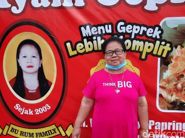 txtdrkuliner's tweet photo. Ada yang tau sejarahnya ayam geprek pertama kali di Indonesia? 🤔🤔

Yuk kenalan dulu sama Bu Ruminah atau yg kita kenal dengan Bu Rum, pelopor ayam geprek di Indonesia! ✨

— A Thread — https://t.co/Ybu7kyPR1e