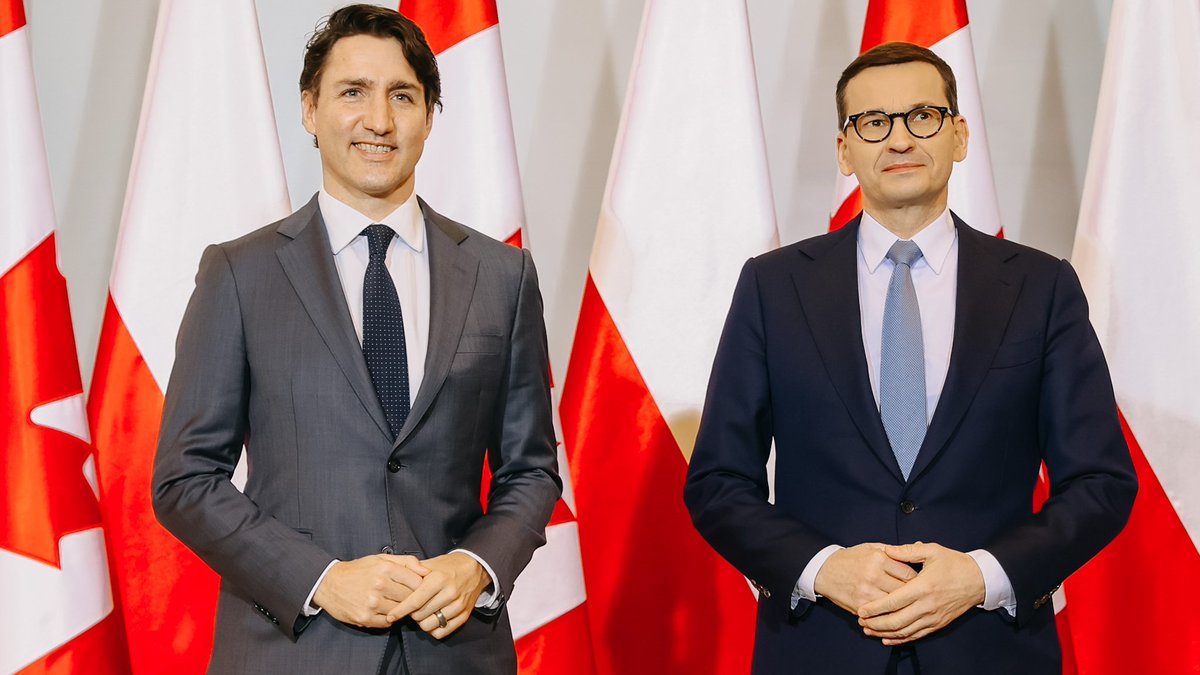 coolfonpl's tweet photo. Dwie twarze jednego światowego ładu. https://t.co/gi7eaiG25E