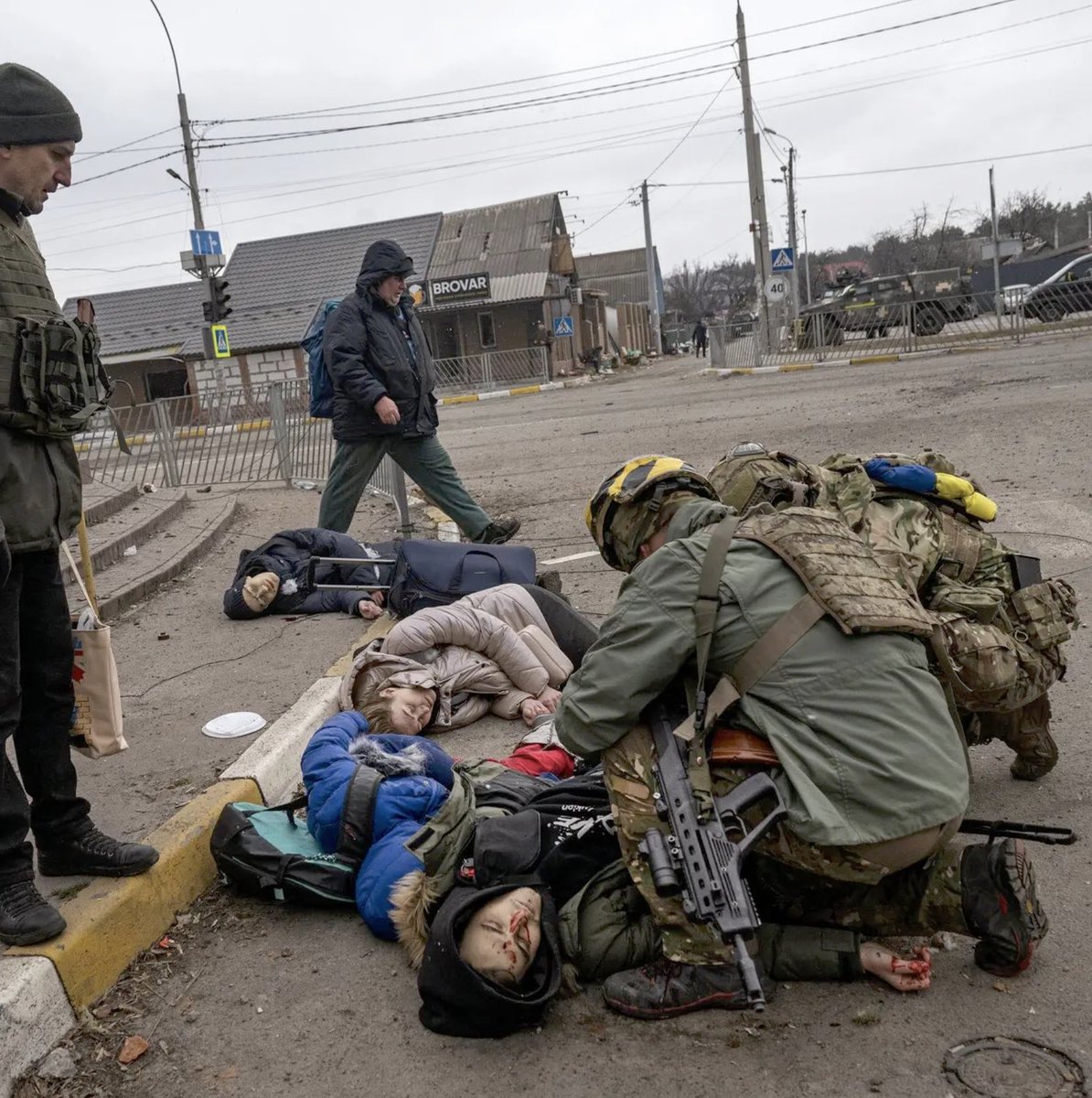 girlsreallyrule's tweet image. This is the photo ( @lynseyaddario, NYTimes) of the slaughtered family and the young man who risked his life to try and help them get to safety. The second photo shows Serhiy Perebyinis, father of the family who was not with them and who learned about their death on Twitter.