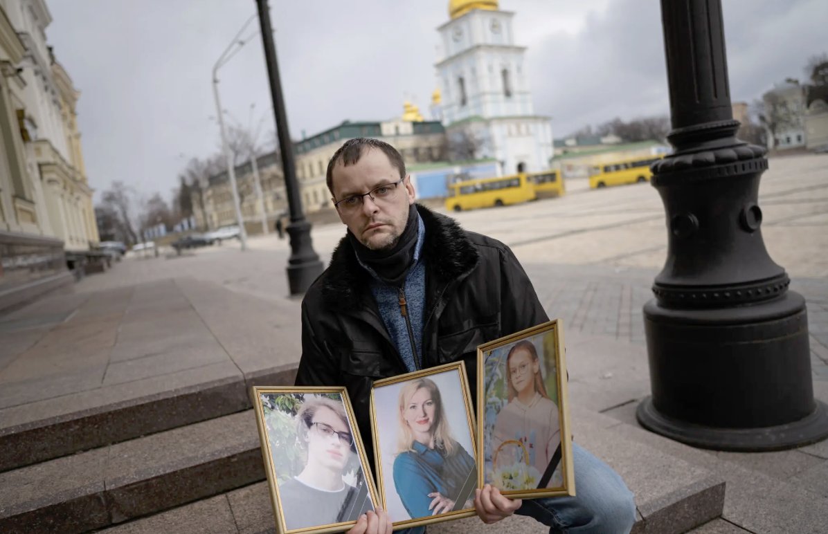 girlsreallyrule's tweet image. This is the photo ( @lynseyaddario, NYTimes) of the slaughtered family and the young man who risked his life to try and help them get to safety. The second photo shows Serhiy Perebyinis, father of the family who was not with them and who learned about their death on Twitter.