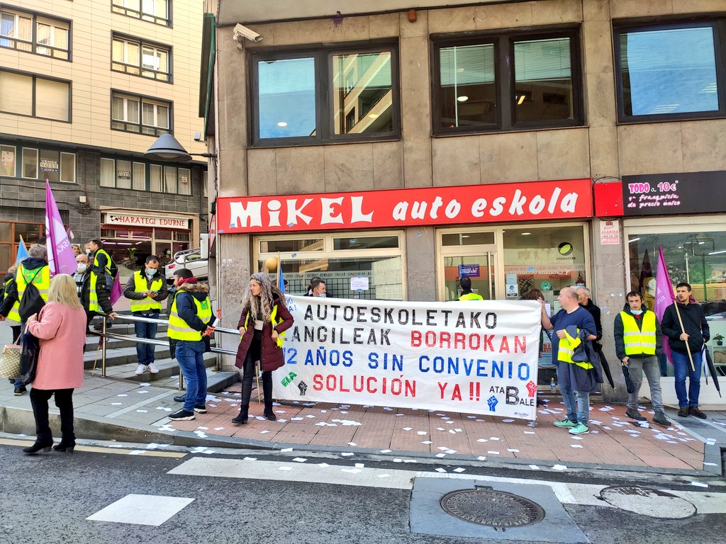 ELAHezkuntza's tweet photo. 🛵🛻🚙🚚 Bizkaiko autoeskoletako langileak BORROKAN‼️
1️⃣2️⃣ urte hitzarmenik GABE‼️
1️⃣2️⃣ años sin convenio, de ahí la.precariedad de nuestro gremio‼️
#APAVI escucha: Estamos en LUCHA‼️
#AutoeskolakBorrokan https://t.co/1mrR10XXHc