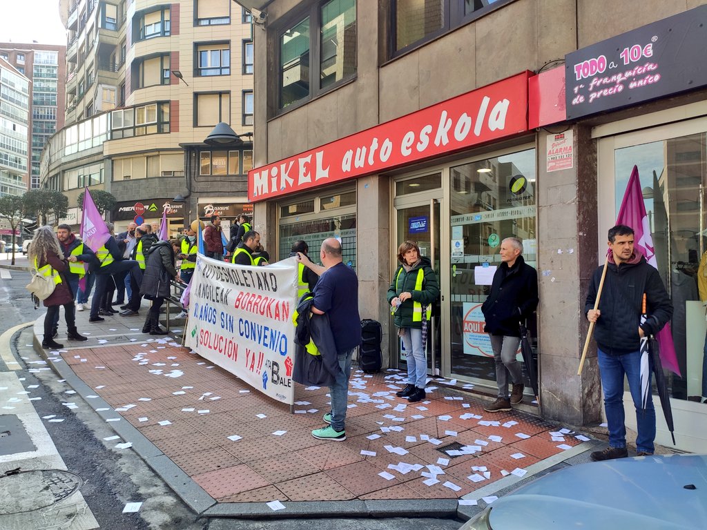ELAHezkuntza's tweet photo. 🛵🛻🚙🚚 Bizkaiko autoeskoletako langileak BORROKAN‼️
1️⃣2️⃣ urte hitzarmenik GABE‼️
1️⃣2️⃣ años sin convenio, de ahí la.precariedad de nuestro gremio‼️
#APAVI escucha: Estamos en LUCHA‼️
#AutoeskolakBorrokan https://t.co/1mrR10XXHc