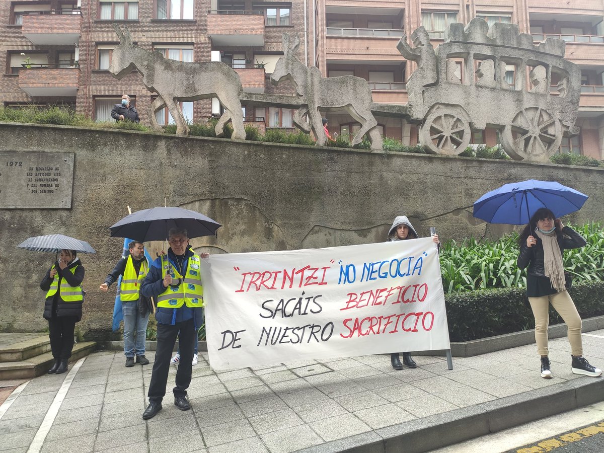 ELAHezkuntza's tweet photo. 🛵🛻🚙🚚 Bizkaiko autoeskoletako langileak BORROKAN‼️
1️⃣2️⃣ urte hitzarmenik GABE‼️
1️⃣2️⃣ años sin convenio, de ahí la.precariedad de nuestro gremio‼️
#APAVI escucha: Estamos en LUCHA‼️
#AutoeskolakBorrokan https://t.co/1mrR10XXHc