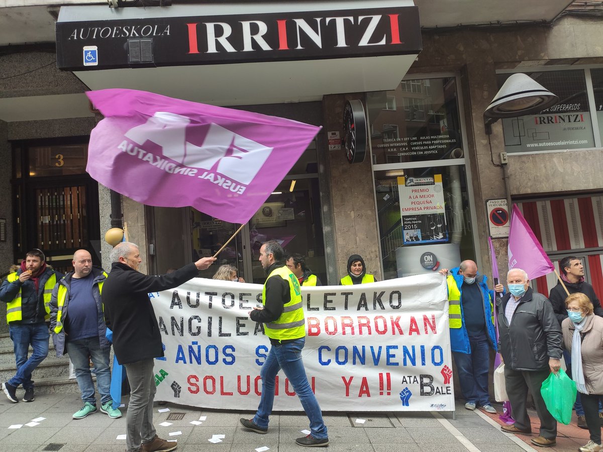 ELAHezkuntza's tweet photo. 🛵🛻🚙🚚 Bizkaiko autoeskoletako langileak BORROKAN‼️
1️⃣2️⃣ urte hitzarmenik GABE‼️
1️⃣2️⃣ años sin convenio, de ahí la.precariedad de nuestro gremio‼️
#APAVI escucha: Estamos en LUCHA‼️
#AutoeskolakBorrokan https://t.co/1mrR10XXHc