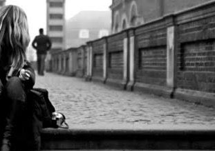 Büsbütün unuttum seni eminim 
Maziye karıştı şimdi yeminim 
Kalbimde senin için yok bile kinim 
Bence sen de şimdi herkes gibisin

Nazım Hikmet