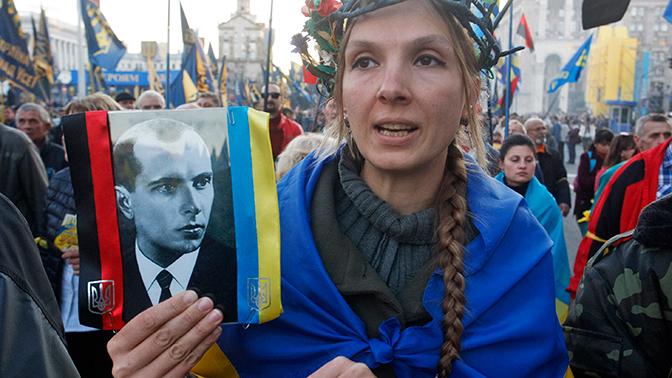 Бандера на украинском. Бандера герой украины. Шествие степана бандеры в киеве. Памятник бандере в киеве. Бандера на украинском.