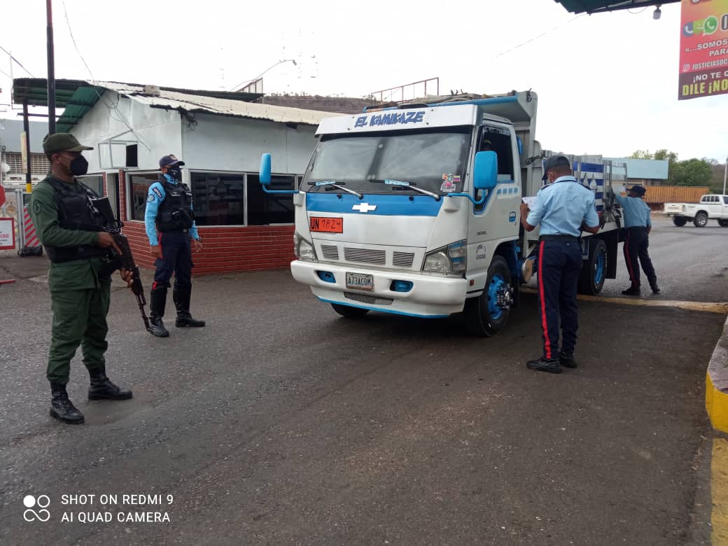 poliguarico15's tweet photo. #10Mar// A esta hora, funcionarios adscritos al SVP de @poliguarico15 realizan saturación de áreas mixta a la altura del PAC Dos Caminos, con el chequeo de vehículos y motos que transitan por ese tramo vial.
#MujeresEnCiencia
#Ortiz
#CCP2 https://t.co/pQXGv9HuQZ