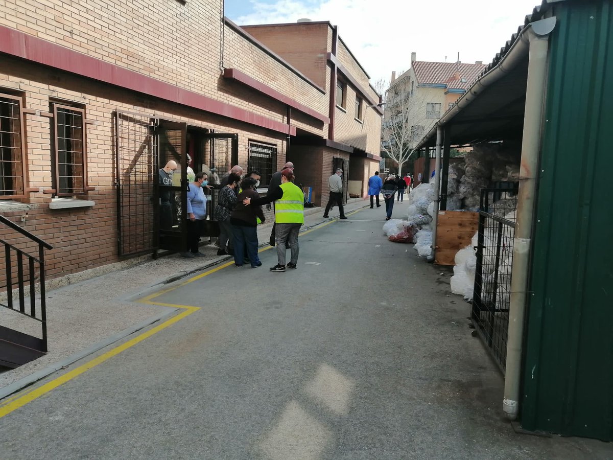 prote_pozuelo's tweet photo. #Simulacro de #incendio en las instalaciones de COFOIL #Afanias #Pozuelo. Buen ejercicio en el que se prueba, entre otras medidas, la nueva escalera de evacuación. https://t.co/q1uzDpYaZD