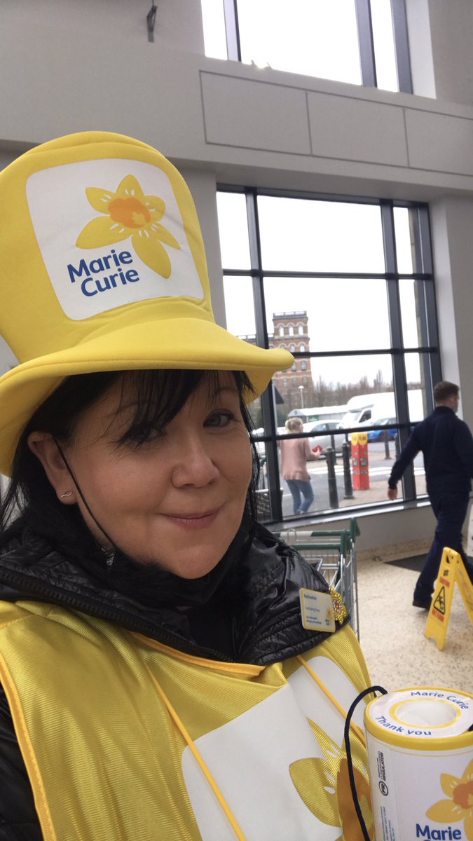 Paisleygirl74's tweet photo. Bringing a wee bit of colour to a dull day !!!! @morrisons #Paisley @MarieCurieSCO #collectiontime ๐๐ผ๐๐ผ https://t.co/lEF9ytXJf4
