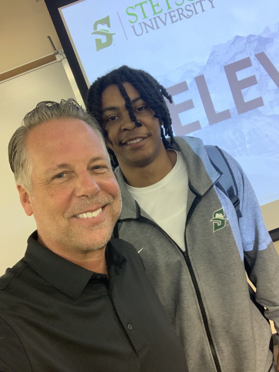 kraigkann's tweet photo. Big thank you to @SportsBizMike for having me speak to his SportsBiz and #media class at @StetsonU 

Very focused students with passion for their future leaning the value in #story and the importance of finding ways to stand out.  Congrats to #greenshoe Morgan!
#elevateYOU 🏔 https://t.co/vBkZYHHMi9
