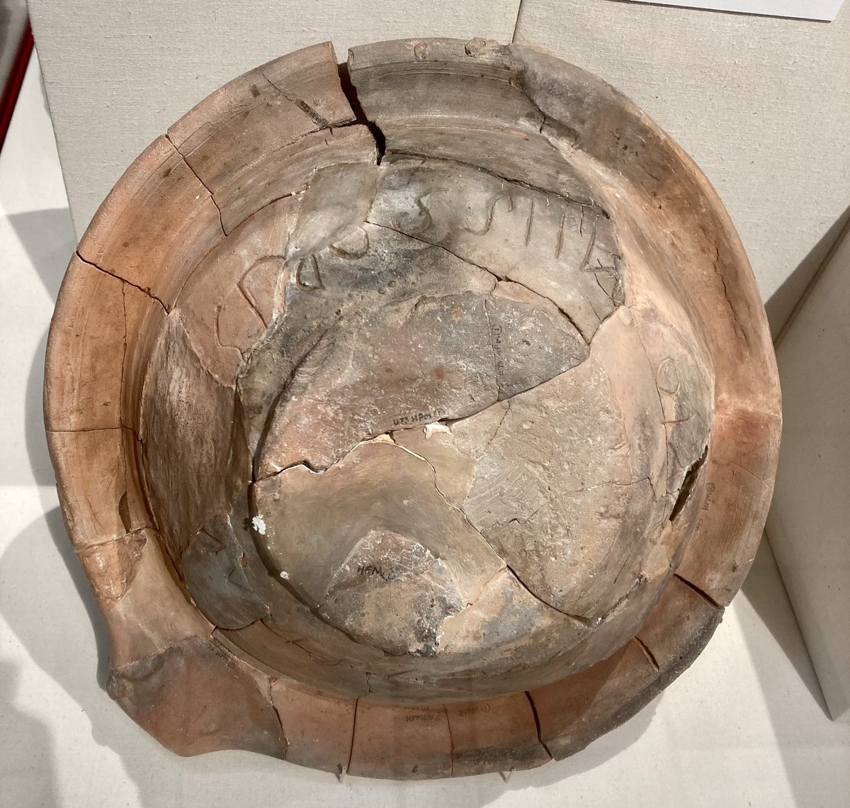 ServiliusPulex's tweet photo. Mortarium (food-mixing bowl) from the fort at Usk and on display @RomanCaerleon Inscribed before firing ‘Mixing-bowl for the mess unit of Messor’. A waster from the local kilns. Mid-1st Century AD #RomanFortThursday #romanarchaeology #Usk #Burrium https://t.co/ZchgFMgDNu https://t.co/GuiT0fLcrr