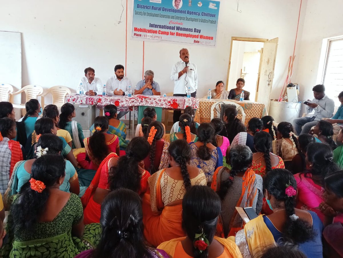 MoRD_GoI's tweet photo. 174 women-centric mobilisation camps were organised under #DDUGKY during the #AmritMahotsav Iconic Week celebration. More than 4,281 rural women were mobilized for courses like sample tailoring, assistant beauty therapist etc. 
#NayeBharatKiNaari
Read: https://t.co/jLlnKCNY9F https://t.co/PxHWXJSed1