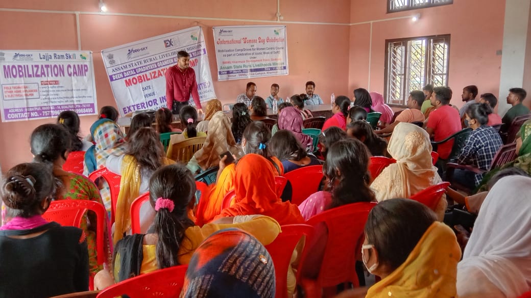 MoRD_GoI's tweet photo. 174 women-centric mobilisation camps were organised under #DDUGKY during the #AmritMahotsav Iconic Week celebration. More than 4,281 rural women were mobilized for courses like sample tailoring, assistant beauty therapist etc. 
#NayeBharatKiNaari
Read: https://t.co/jLlnKCNY9F https://t.co/PxHWXJSed1