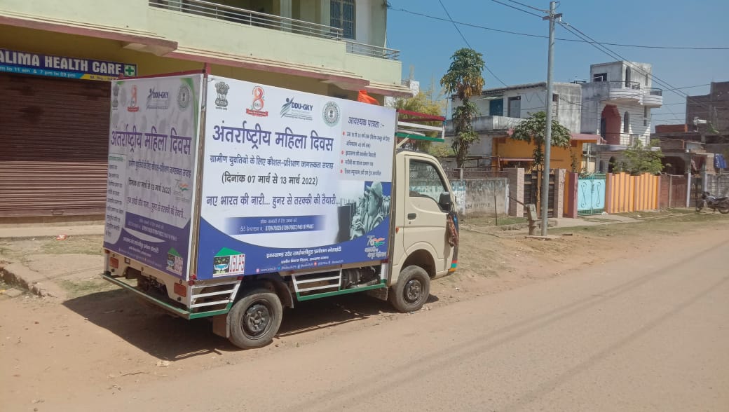 MoRD_GoI's tweet photo. 174 women-centric mobilisation camps were organised under #DDUGKY during the #AmritMahotsav Iconic Week celebration. More than 4,281 rural women were mobilized for courses like sample tailoring, assistant beauty therapist etc. 
#NayeBharatKiNaari
Read: https://t.co/jLlnKCNY9F https://t.co/PxHWXJSed1