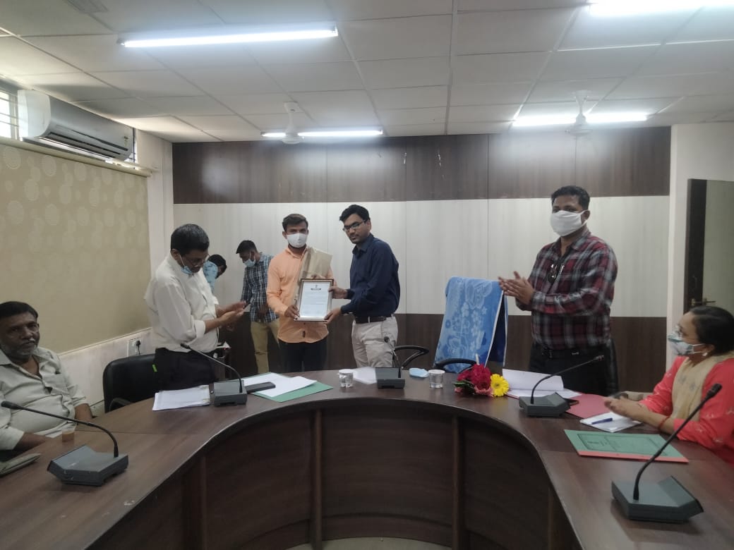 છોટાઉદેપુર જિલ્લાના સંખેડા તાલુકામાં વર્ષ 2021માં શ્રેષ્ઠ કામગીરી કરેલ સરકાર માન્ય વ્યાજબી ભાવની દુકાનના સંચાલકશ્રીઓને પ્રશસ્તિપત્ર આપી સન્માનીત કરવામાં આવ્યા.
<a href="/collectorcu/">Collector Chhotaudepur</a> <a href="/CMOGuj/">CMO Gujarat</a>