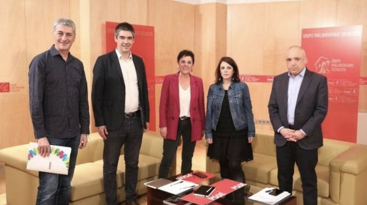 javiernegre10's tweet photo. Aquí @adrianalastra @PSOE con su socia y condenada x enaltecer el terrorismo de ETA @MertxeAizpurua de @ehbildu. Podéis encargaros de que esta foto la vea toda España? Lo digo xq es la elegida por @sanchezcastejon para criticar pacto de @vox_es con @populares en Castilla y León https://t.co/M96MNKdLGl