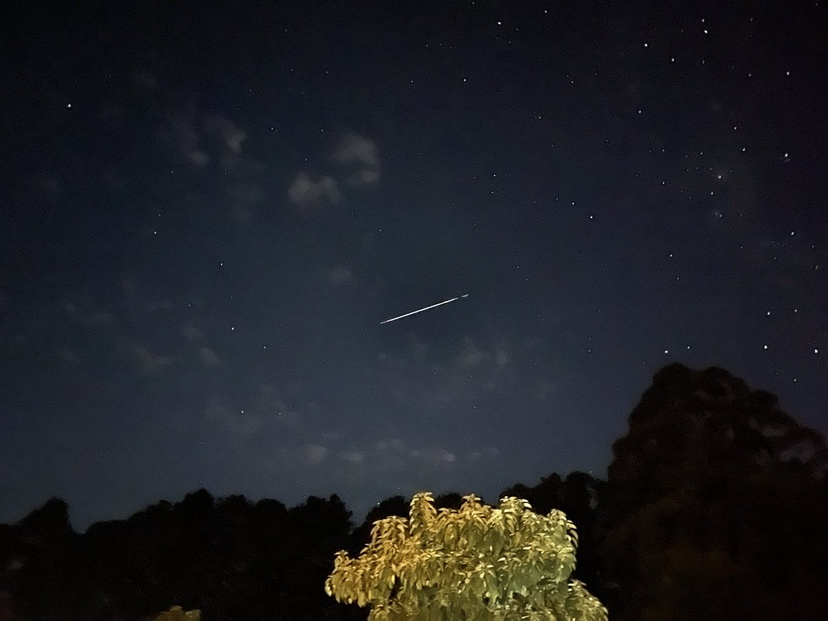 williamhall1978's tweet photo. @perthobs Hey team, any idea what seemed to be falling from orbit tonight? Looked like at least 20 “objects” falling in a line. My camera blurred all the pieces together :( https://t.co/KTMCk8942P