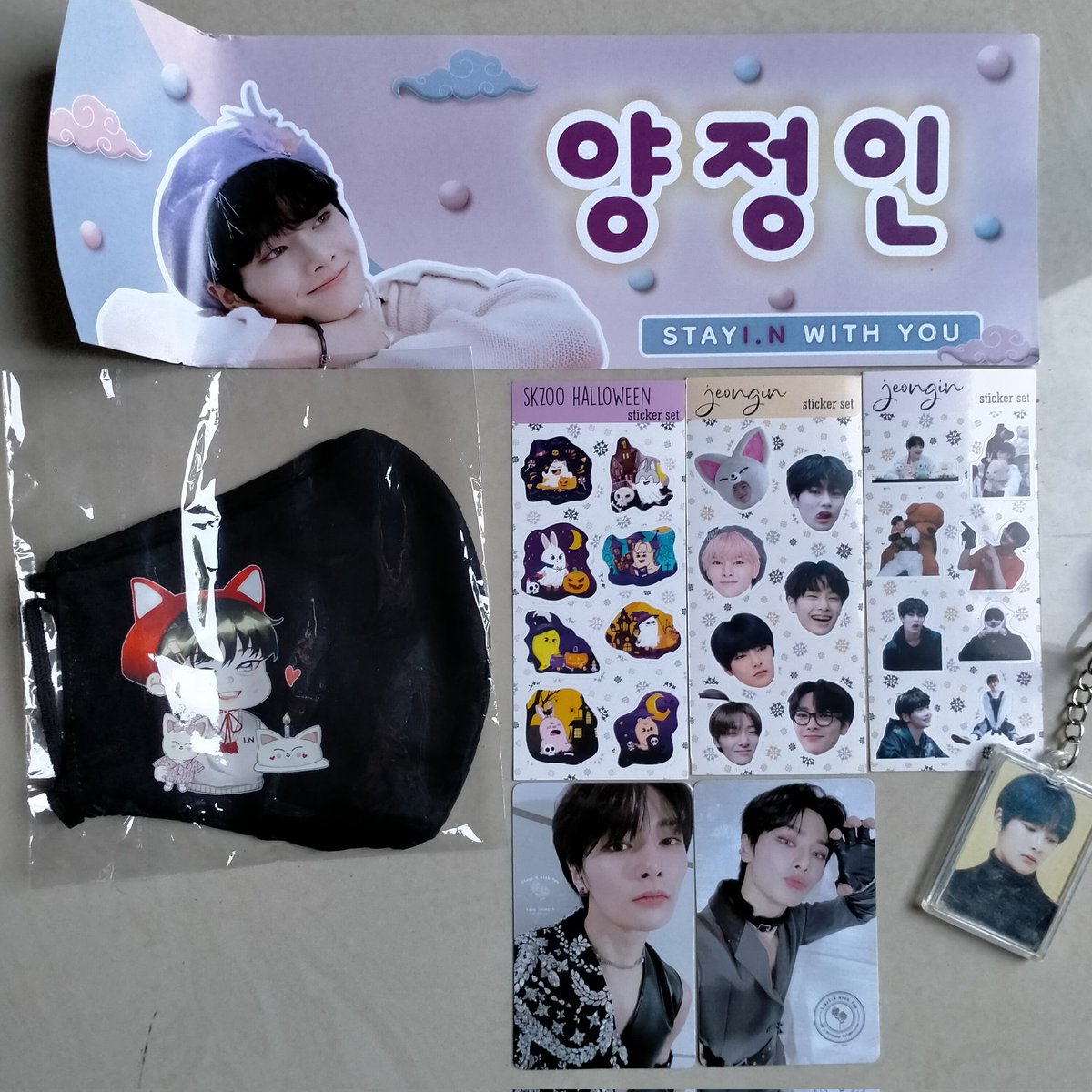 hyunjinforus's tweet photo. Hii Kakk @StayI_NwithYou birthday fankit dari project ultah Ayen udah sampaii, stickers nya gemes2 banget!. 
Makasih banyak kak udah ngadain project ini💖 https://t.co/fyFsSq4ThG