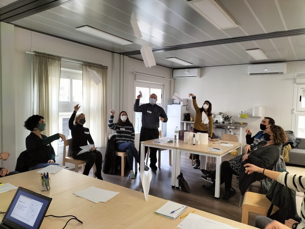 CrpEixample's tweet photo. Avui tercera sessió de #XxcanviEixample2 a @EXirinacs on hem reflexionat sobre la importància de promoure el desenvolupament professional docent. #transformacióeducativa #sessió26 #xarxesperalcanvi @consorciedubcn https://t.co/u4SDO1CCC9