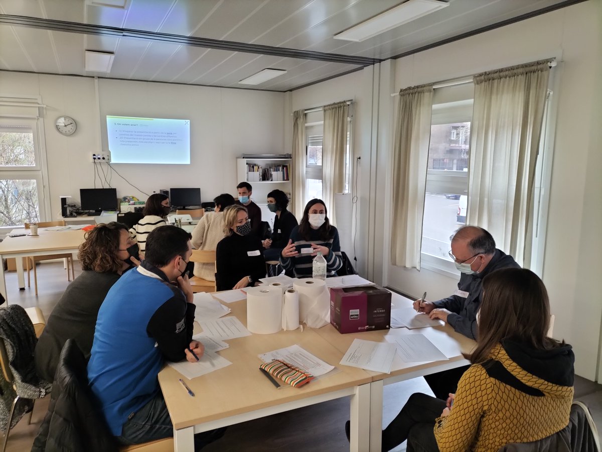 CrpEixample's tweet photo. Avui tercera sessió de #XxcanviEixample2 a @EXirinacs on hem reflexionat sobre la importància de promoure el desenvolupament professional docent. #transformacióeducativa #sessió26 #xarxesperalcanvi @consorciedubcn https://t.co/u4SDO1CCC9