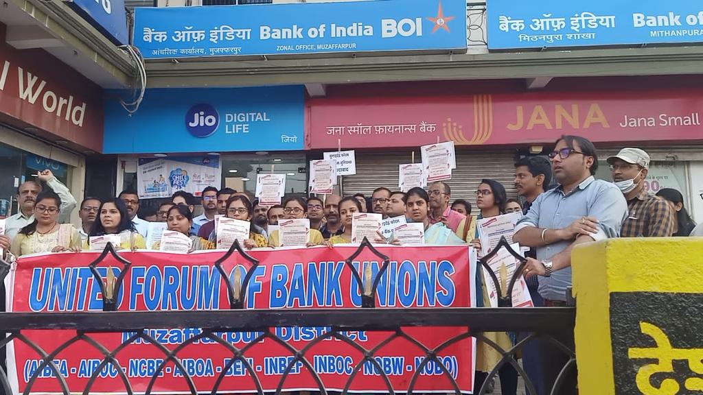 Rashmi28200837's tweet photo. We demand 5 days banking &amp; immediate resolution of pending 
@ChiefIba 
@DFS_India 
@FinMinIndia 
@PMOIndia https://t.co/obZ3N4GM8a