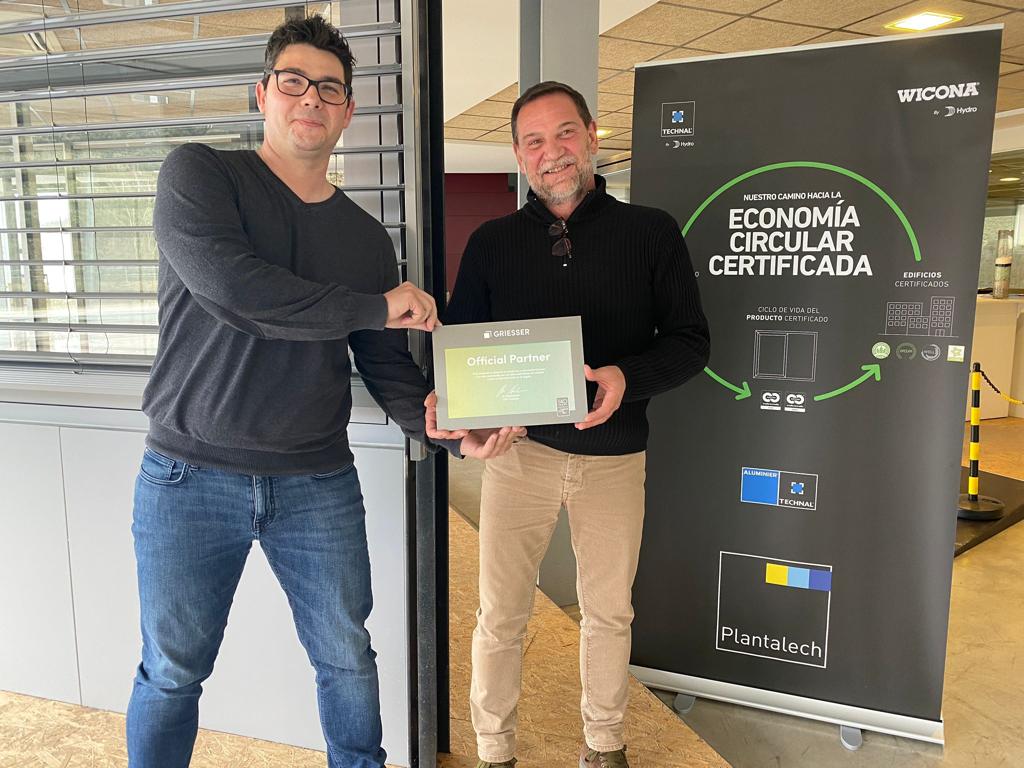 GriesserIB's tweet photo. ✔️Hacemos entrega de otra placa #OficialPartner a @EPlantalech conmemorando el 140 Aniversario de #Griesser. Muchas gracias a Josep Maria Plantalech por el compromiso. Placa entregada por Marc Álvarez Safra. Seguimos creciendo juntos.

#Griesser #GriesserPartner #InspiredByTheSun https://t.co/5jtOdZiqSd