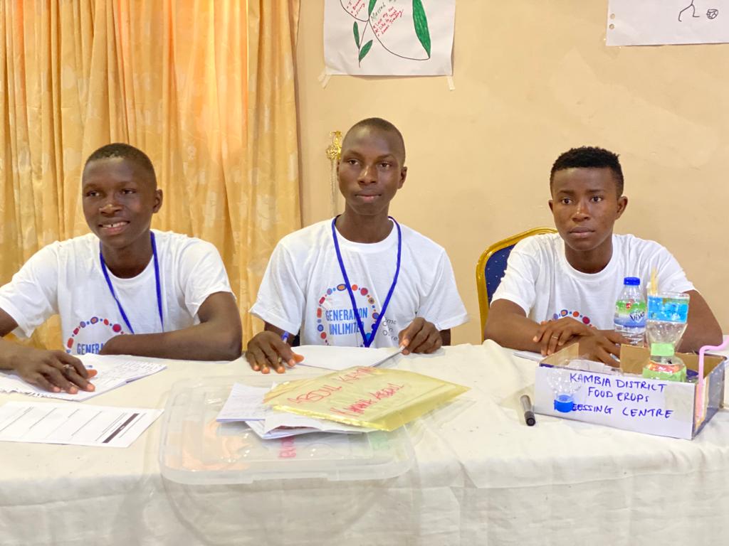 DSTISierraLeone's tweet photo. 💡@_GenUnlimited #SierraLeone youth participants are getting ready to present innovative ideas to address challenges in their communities.

Received feedback from their peers, #DSTI &amp; @AfriqiaSolution facilitators. 

#Changemakers

@UNICEFSL
#MoYA
#GenUSL https://t.co/py0SFS5Sb3
