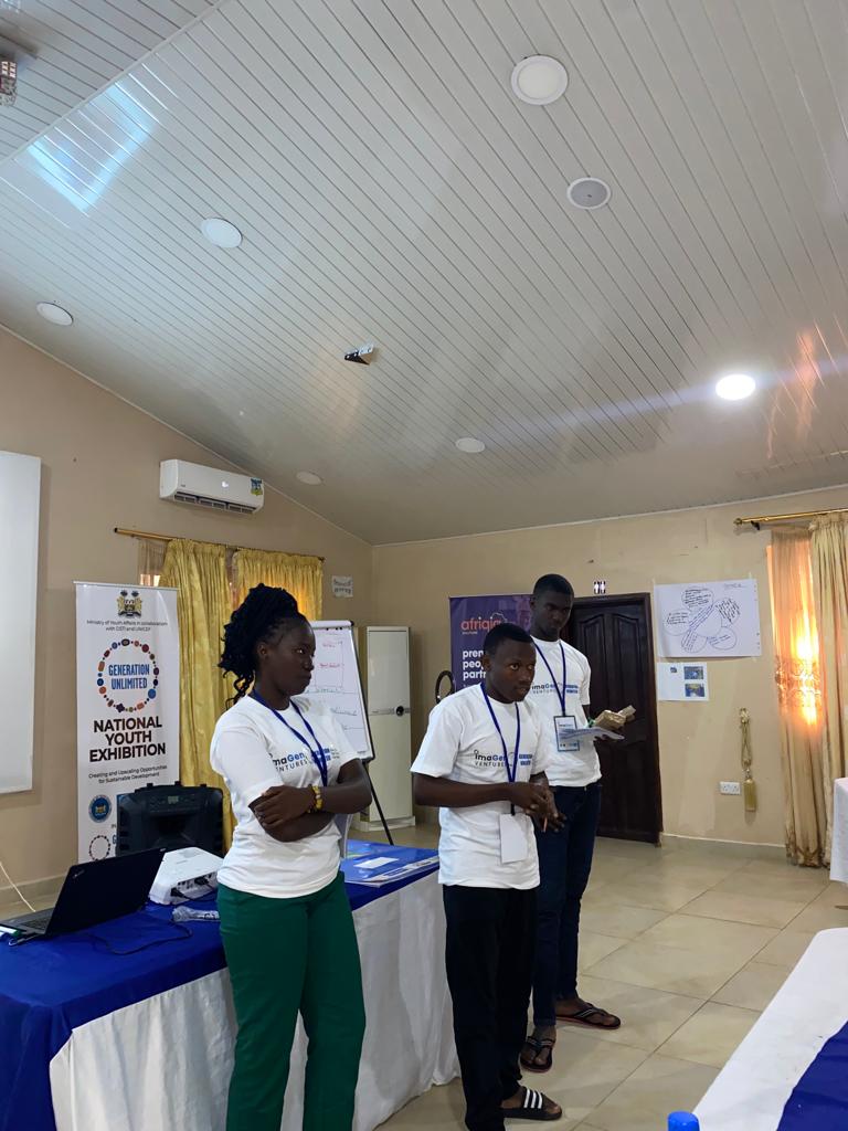 DSTISierraLeone's tweet photo. 💡@_GenUnlimited #SierraLeone youth participants are getting ready to present innovative ideas to address challenges in their communities.

Received feedback from their peers, #DSTI &amp; @AfriqiaSolution facilitators. 

#Changemakers

@UNICEFSL
#MoYA
#GenUSL https://t.co/py0SFS5Sb3