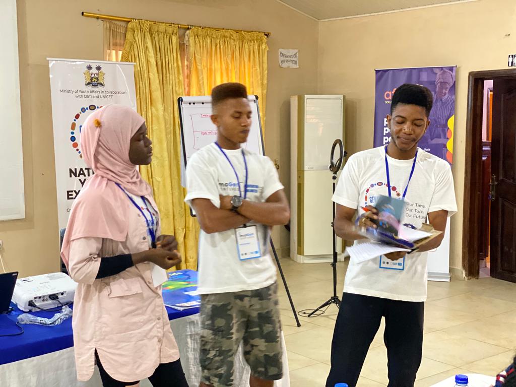 DSTISierraLeone's tweet photo. 💡@_GenUnlimited #SierraLeone youth participants are getting ready to present innovative ideas to address challenges in their communities.

Received feedback from their peers, #DSTI &amp; @AfriqiaSolution facilitators. 

#Changemakers

@UNICEFSL
#MoYA
#GenUSL https://t.co/py0SFS5Sb3