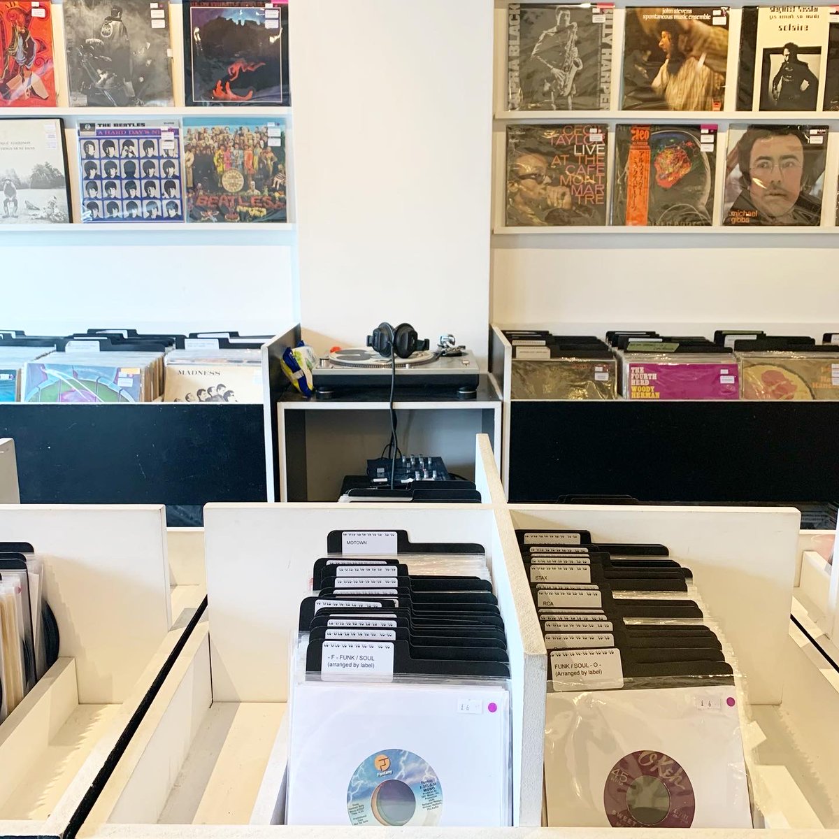 yoyorecordsLDN's tweet photo. Our Instagram boss is finishing up an off-site project so we snapped a couple #shopviews in the meantime. Regular #newarrivals posts will be back soon βοΈ #ourshop #recordstore #eastlondon #vinyl #records #yoyorecordslondon https://t.co/j4jWQhyWRU