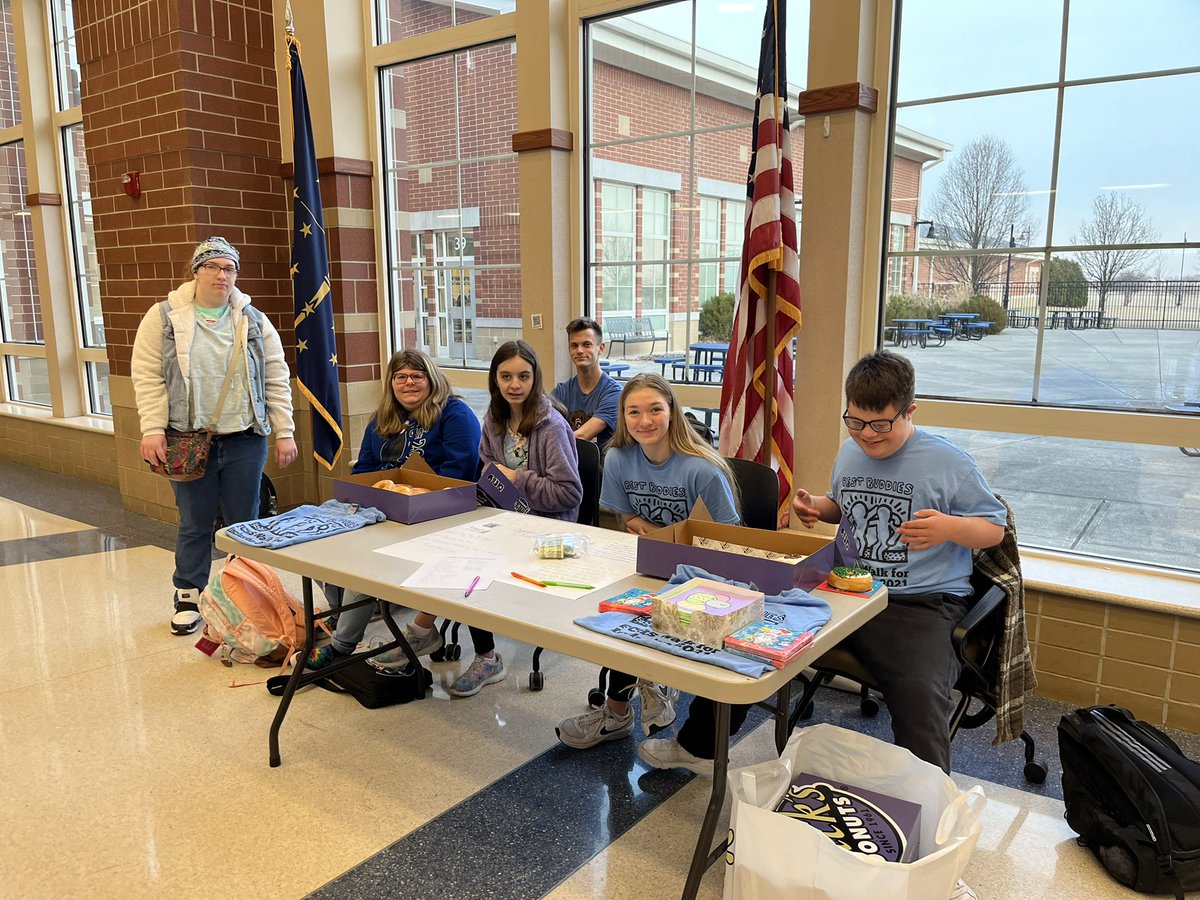 AnnikaFlodder's tweet photo. We’ve got more donuts! Come pay $1 and pledge not to say the R word! @Franklin_CommHS https://t.co/1V1mSmx4GI