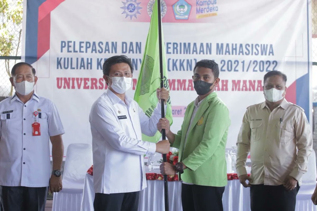 audypangemanan's tweet photo. Selamat mengabdi kepada masyarakat. Jadilah teladan dalam semua aspek, khususnya dalam disiplin #protokolkesehatan . 
.
Tetap semangat semua adik-adik Mahasiswa Universitas Muhammadiyah Manado. Jaga kesehatan.
.
.
.
.
#sahabatbitung #sobatbitung 
#colorfulbitung #KotaBitung https://t.co/2cj1DSiD2M
