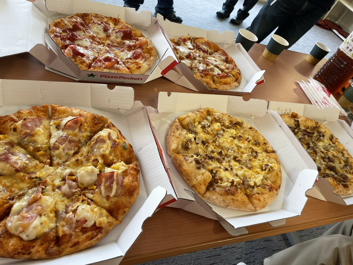 yuna_bloom's tweet image. ピザポケットさんのモデルをさせていただきました！
ランチに大量のピザを用意していただきおいしくいただきました🤤🤤
みんなの元にもチラシが届くかも？！👀
ピザを頼むときはぜひピザポケットさんで頼んでください😆💖💖
出来上がりが楽しみだあ！！
#pizzapockets #ピザポケット