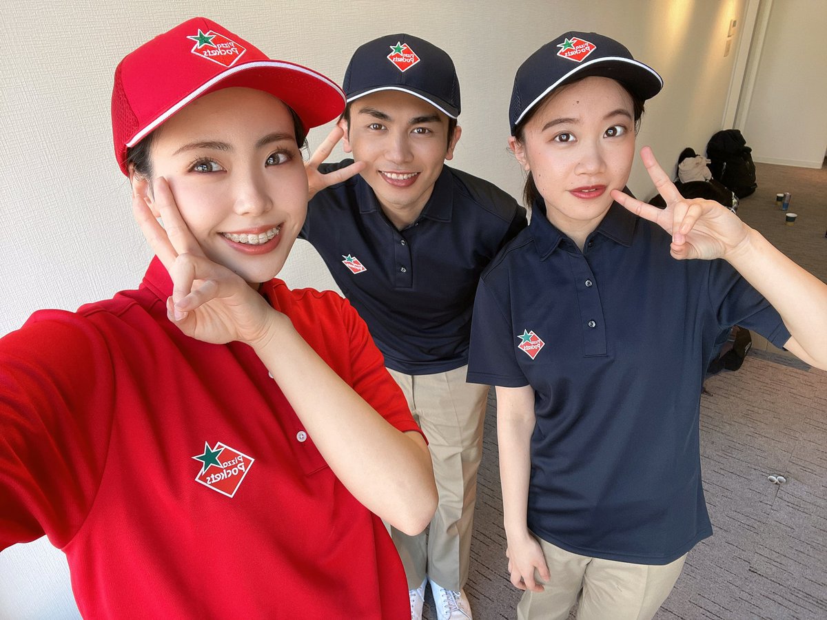 yuna_bloom's tweet image. ピザポケットさんのモデルをさせていただきました！
ランチに大量のピザを用意していただきおいしくいただきました🤤🤤
みんなの元にもチラシが届くかも？！👀
ピザを頼むときはぜひピザポケットさんで頼んでください😆💖💖
出来上がりが楽しみだあ！！
#pizzapockets #ピザポケット