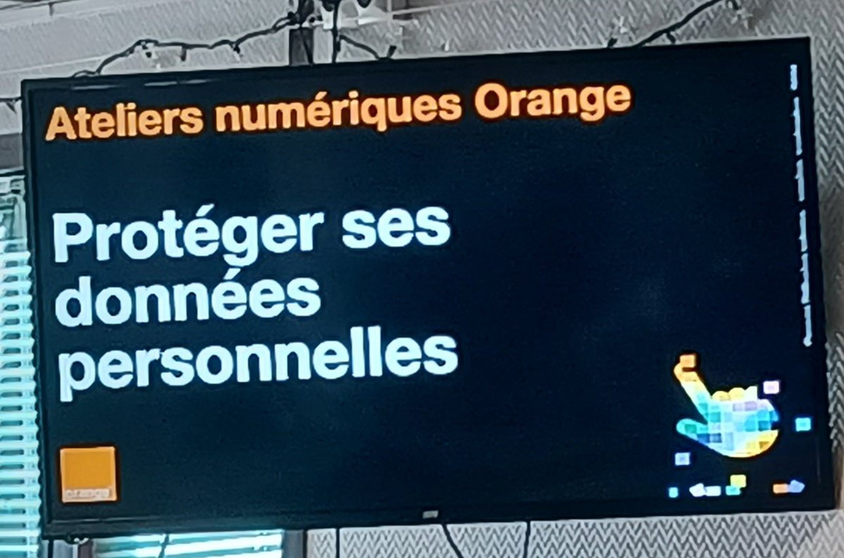 DjamelBoufime's tweet photo. Inclusion numérique pour près de 40 jeunes à #GrandFortPhilippe, belle action conjointe #MacadamHand de @USDKDunkerque et @OrangeHDF. Merci au club pour son accueil chaleureux. Prochain rdv mercredi 16 mars à @_Gravelines. #RSE #bienvivreledigital https://t.co/dqFF5XBoHD