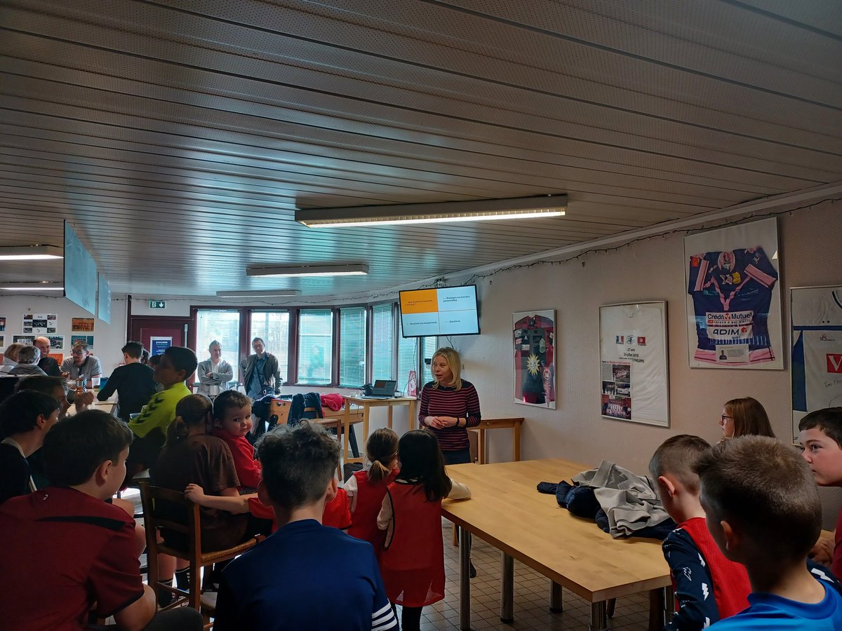 DjamelBoufime's tweet photo. Inclusion numérique pour près de 40 jeunes à #GrandFortPhilippe, belle action conjointe #MacadamHand de @USDKDunkerque et @OrangeHDF. Merci au club pour son accueil chaleureux. Prochain rdv mercredi 16 mars à @_Gravelines. #RSE #bienvivreledigital https://t.co/dqFF5XBoHD