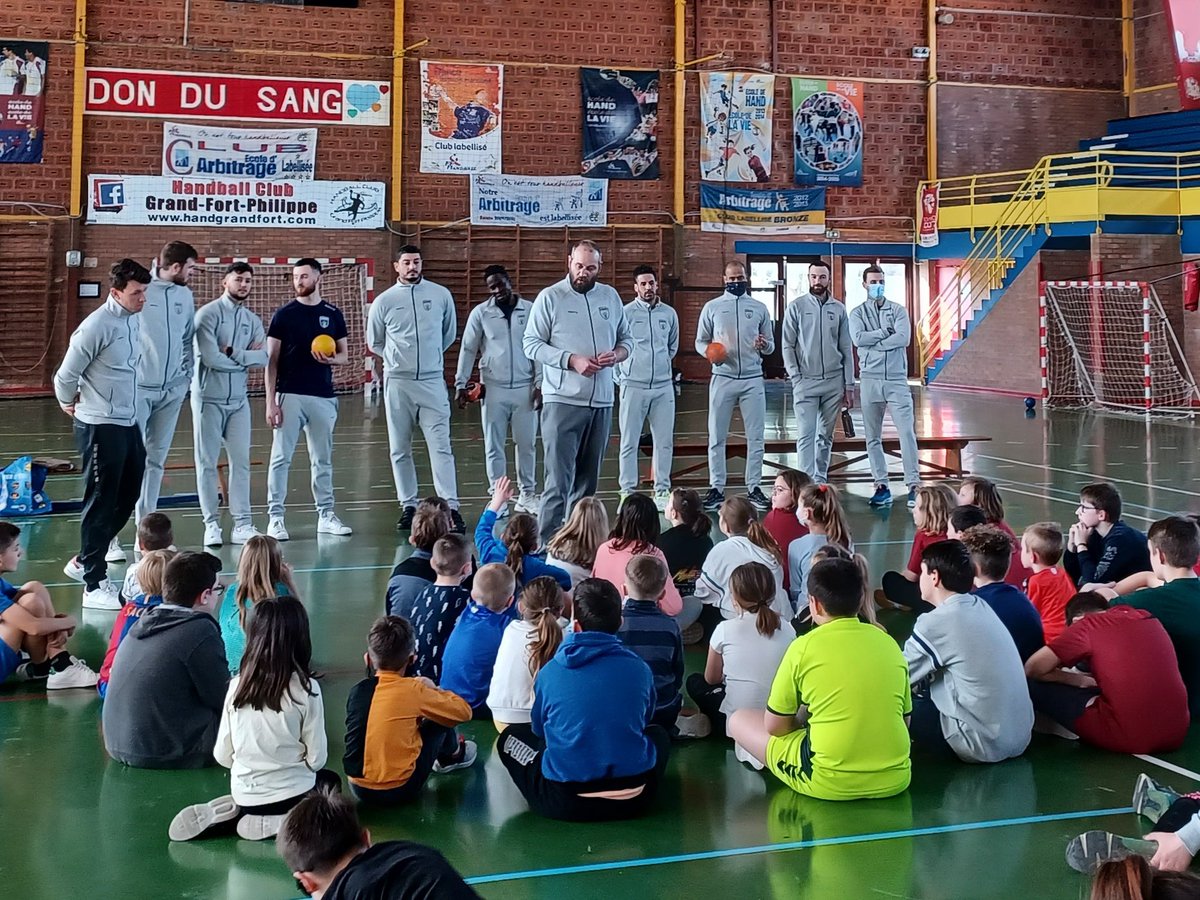 DjamelBoufime's tweet photo. Inclusion numérique pour près de 40 jeunes à #GrandFortPhilippe, belle action conjointe #MacadamHand de @USDKDunkerque et @OrangeHDF. Merci au club pour son accueil chaleureux. Prochain rdv mercredi 16 mars à @_Gravelines. #RSE #bienvivreledigital https://t.co/dqFF5XBoHD